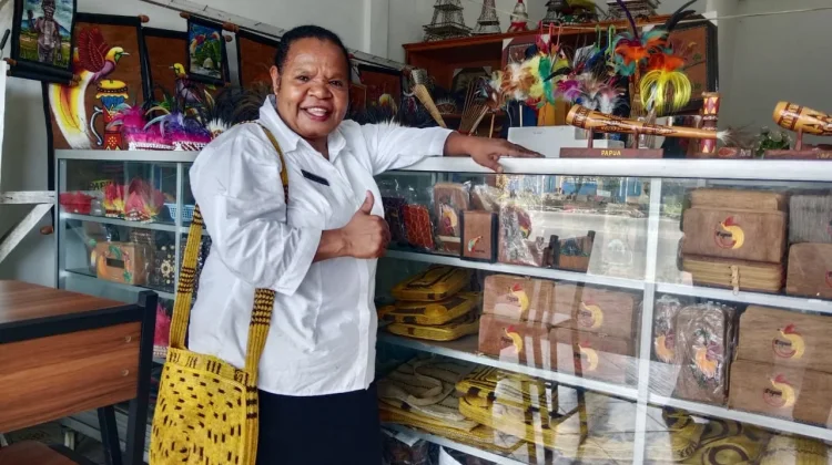 Menjaga Jati Diri Papua lewat Souvenir, Kisah Martina Deba dan ArtShop Wisata Hati