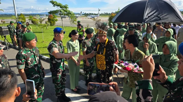 Pangdam XVII/Cenderawasih Disambut Tarian Adat saat Tiba di Nabire