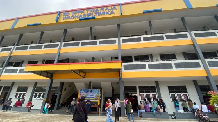 Hari Pertama Sekolah, SD YPPK Tiga Raja Waonaripi Sambut Antusias Murid Baru