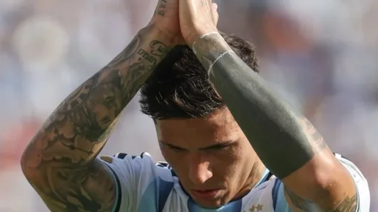 Enzo Fernandez Dikartu Merah, Argentina Bermain dengan 10 Orang