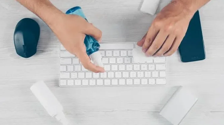 Cara Membersihkan Keyboard dan Ponsel dengan Aman