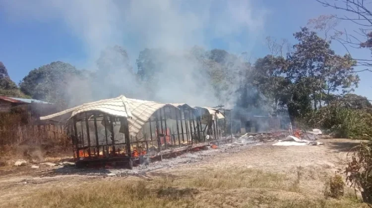 Diduga Berawal dari Api Dapur Rumah Warga di Kampung Eugai Hangus Terbakar