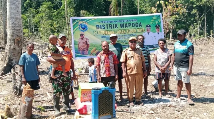 Kepala Distrik Wapoga Nabire, John Wayar  Resmi Buka Kebun Raya Milik Warga
