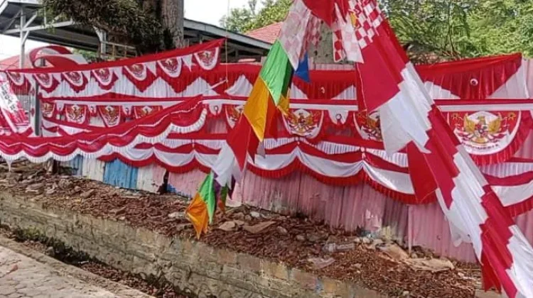 Jelang Agustus, Pedagang Pernak-Pernik Merah Putih Mulai Ramaikan Nabire