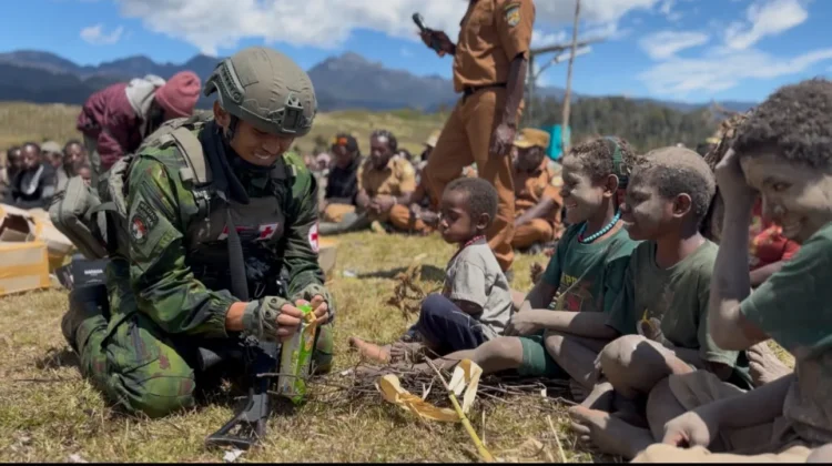 120 Km Ditempuh, TNI Habema Salurkan Dua Ton Bantuan untuk Tiga Distrik di Puncak