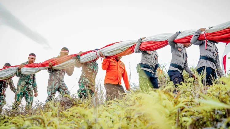 Kirab Merah Putih di Gunung Cycloop, 1.200 Peserta Gaungkan Semangat Persatuan.