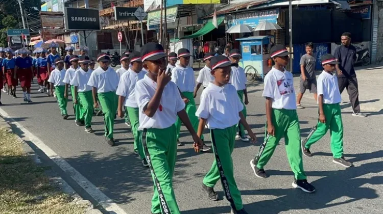 Ratusan Pelajar Meriahkan Lomba Gerak Jalan HUT ke-81 RI di Nabire