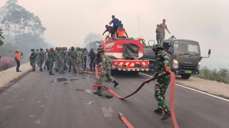 TNI dan Tim Gabungan Padamkan Karhutla Waroki Nabire