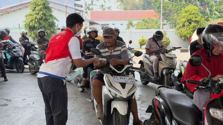 Dampak Kabut Asap, Pertamina & Hiswana Migas Bagikan Masker & Air Mineral Di Nabire