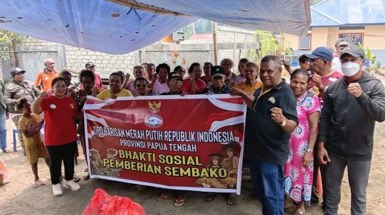 DPD BMP RI Papua Tengah Bagikan 40 Paket Sembako kepada Warga Kalibobo Nabire