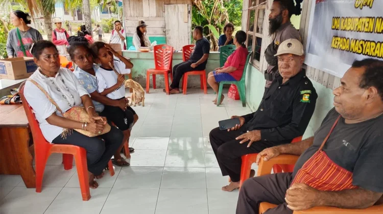 LMA Nabire Bagikan Sembako & Serukan Persatuan Di Kampung Hariti