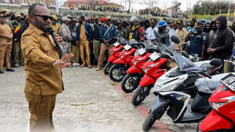 Bupati Deiyai Serahkan Hadiah Panjat Pinang dan Apresiasi ASN Berprestasi