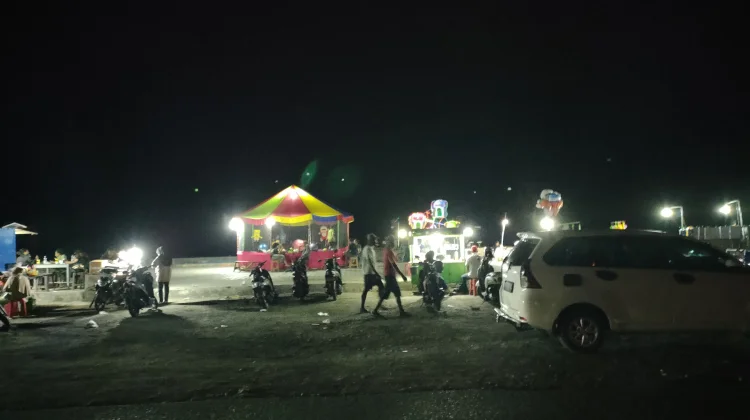 Pengunjung Pantai Maf, Nikmati Malam Akhir Bulan Agustus