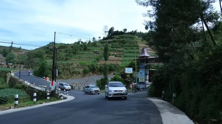 Tips Aman Berkendara Dengan Mobil saat Melintasi jalan Tanjakan