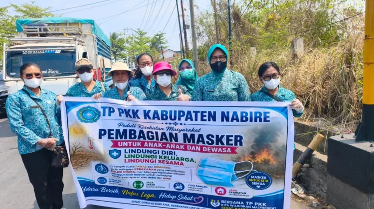 TP PKK Nabire Bagikan Masker & Air Mineral, Lindungi Warga Dari Paparan Asap Karhutla