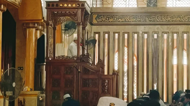 KH Muhammad Rofiq Ajak Jamaah Sholat Jum'at Perkuat Iman dan Taqwa