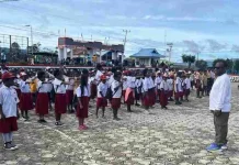 Ribuan Siswa di Deiyai Merima Bantuan Seragam Sekolah