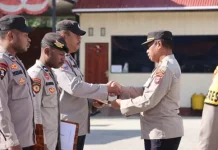 Kapolres Paniai Serahkan Santunan Duka Kepada 3 Personel