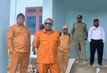 Bupati Deiyai Resmikan dan Bagikan 6 Kantor Baru