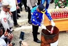 Bupati Paniai Yampit Nawipa Pimpin Pemusnahan Miras