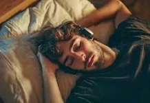 Bahaya Penggunaan Headset saat Tidur