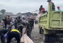 Yonif TP 804/DBAY Ambil Bagian Dalam Kerja Bhakti Bersihkan Pasar Oyehe & Taman Gizi