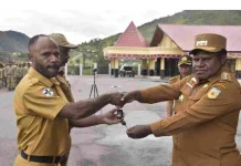 Wabup Puncak Jaya Serahkan Ambulans Baru Bagi Dua Puskesmas