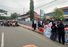 Nekat Menunggu Setengah Jam, Warga Nabire Antri Takjil Gratis RRI Nabire