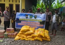 Pemkab Deiyai-Polres Serahkan Bantuan Bama kepada Pengungsi Kapiraya di Timika