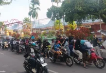 Jurnalis Nabire Berbagi Takjil di Depan Masjid Agung Al Falah