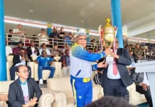 Bupati Puncak, Elvis Tabuni, resmi menyerahkan piala bergilir Liga 4 Papua Tengah