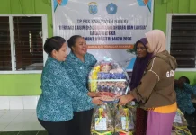 TP-PKK Serahkan Bantuan Paket Sembako Di Masjid Baitul Haq, Wanggar Makmur