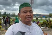 Menelang Idul Fitri 1447 H, Warga Bumiwonorejo Nabire Bersihkan Makam dan Kirim Doa