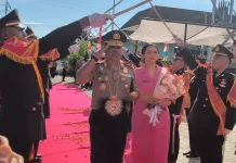Pedang Pora Sambut Kapolda Baru Papua Tengah, Jermias Rontini Resmi Tiba di Nabire
