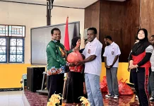 HUT ke-37, SMKN 1 Nabire Bagikan Paket Sembako Kepada Siswa/i