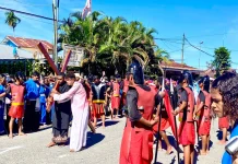 Jalan Salib Hidup di Mimika oleh OMK St.Stefanus,Mengajak Umat Berani Berkorban