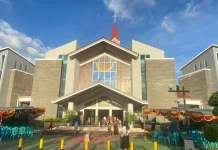 Malam Paskah di Katedral Tiga Raja Timika Berlangsung Khidmat dan Penuh Makna