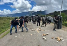TNI – Polri Bongkar Palang Jalan di Ekemanida Kabupaten Dogiyai