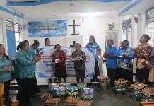 TP PKK Nabire Gelar Pembagian Sembako Bagi Lansia GKI Alfa Omega Wanggar  Nabire