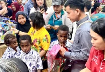 Kunjungan di Timika, Wapres Gibran Borong Perlengkapan Sekolah untuk Anak Yatim
