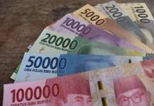 Rupiah Terkoreksi ke Rp17.295, Tekanan Global Masih Tinggi