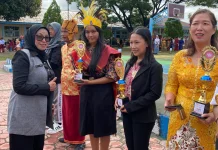 Kepala RRI Nabire, Serahkan Piala Kepada Peserta Lomba Hardiknas 2026