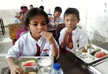 MBG Perdana Hadir di SDN 01 dan 03 Kota Lama Nabire, Ribuan Siswa Antusias