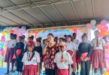 Suasana Haru Warnai Pelepasan Siswa Kelas VI SD Waroki, Kepsek beri Pesan Menyentuh