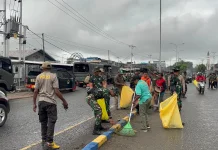 Prajurit Yonif 804/DBAY & Warga Gotong Royong Bersihkan Pasar Oyehe dan Taman Gizi