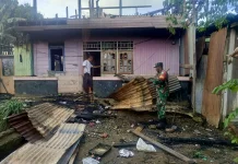 Danramil Nabire dan Warga Gotong Royong Bersihkan Puing Rumah Korban Kebakaran