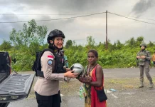 Polwan ODC Dekat dengan Warga Nduga, Bangun Kepercayaan Melalui Aksi Humanis