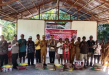Sambut HUT Bhayangkara ke-80, Polres Nabire Salurkan Bansos dan Yankes di Teluk Umar
