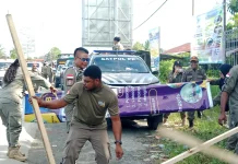 Satpol PP Nabire Tertibkan Baliho Kedaluwarsa untuk Jaga Kebersihan dan Estetika