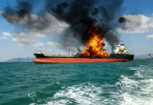 Kapal Tanker LNG Terbakar Hebat setelah Terkena Serangan Rudal di Selat Hormuz